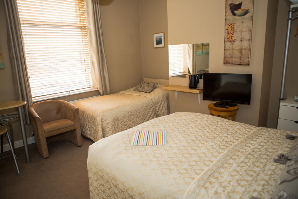 Oak House Bb Bed & Breakfast โอลดัม ภายนอก รูปภาพ