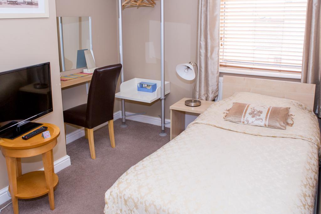Oak House Bb Bed & Breakfast โอลดัม ภายนอก รูปภาพ