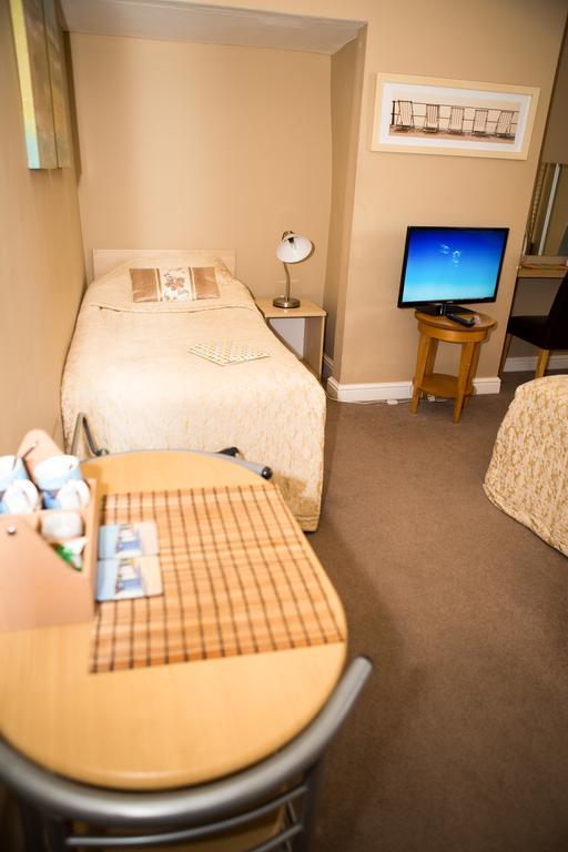 Oak House Bb Bed & Breakfast โอลดัม ภายนอก รูปภาพ