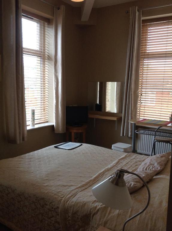 Oak House Bb Bed & Breakfast โอลดัม ภายนอก รูปภาพ