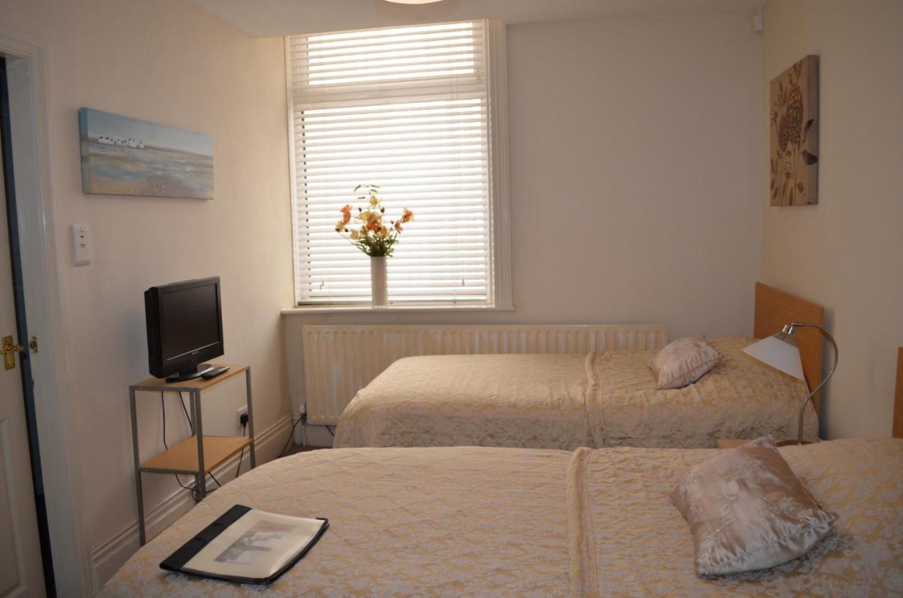 Oak House Bb Bed & Breakfast โอลดัม ภายนอก รูปภาพ